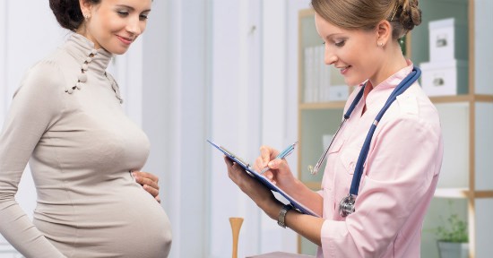 Donna incinta dal medico