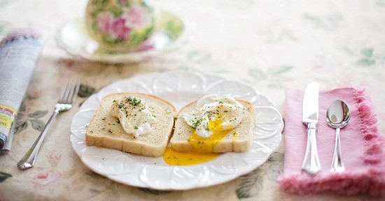 Uova e pane tostato