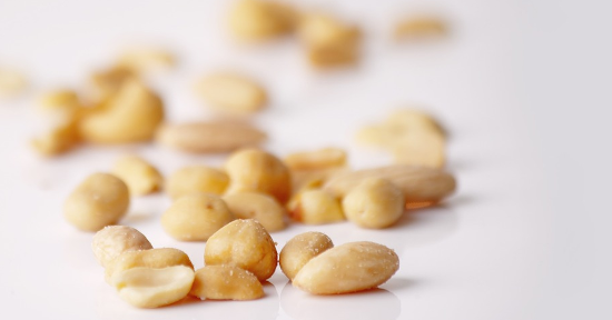 L'olio di arachidi presenta un apporto calorico molto elevato, circa 900 calorie per 100 ml