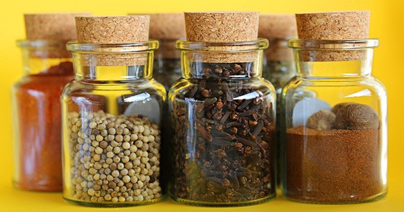 Spezie in barattoli