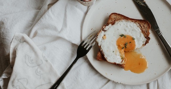 Uovo pane colazione sana salata