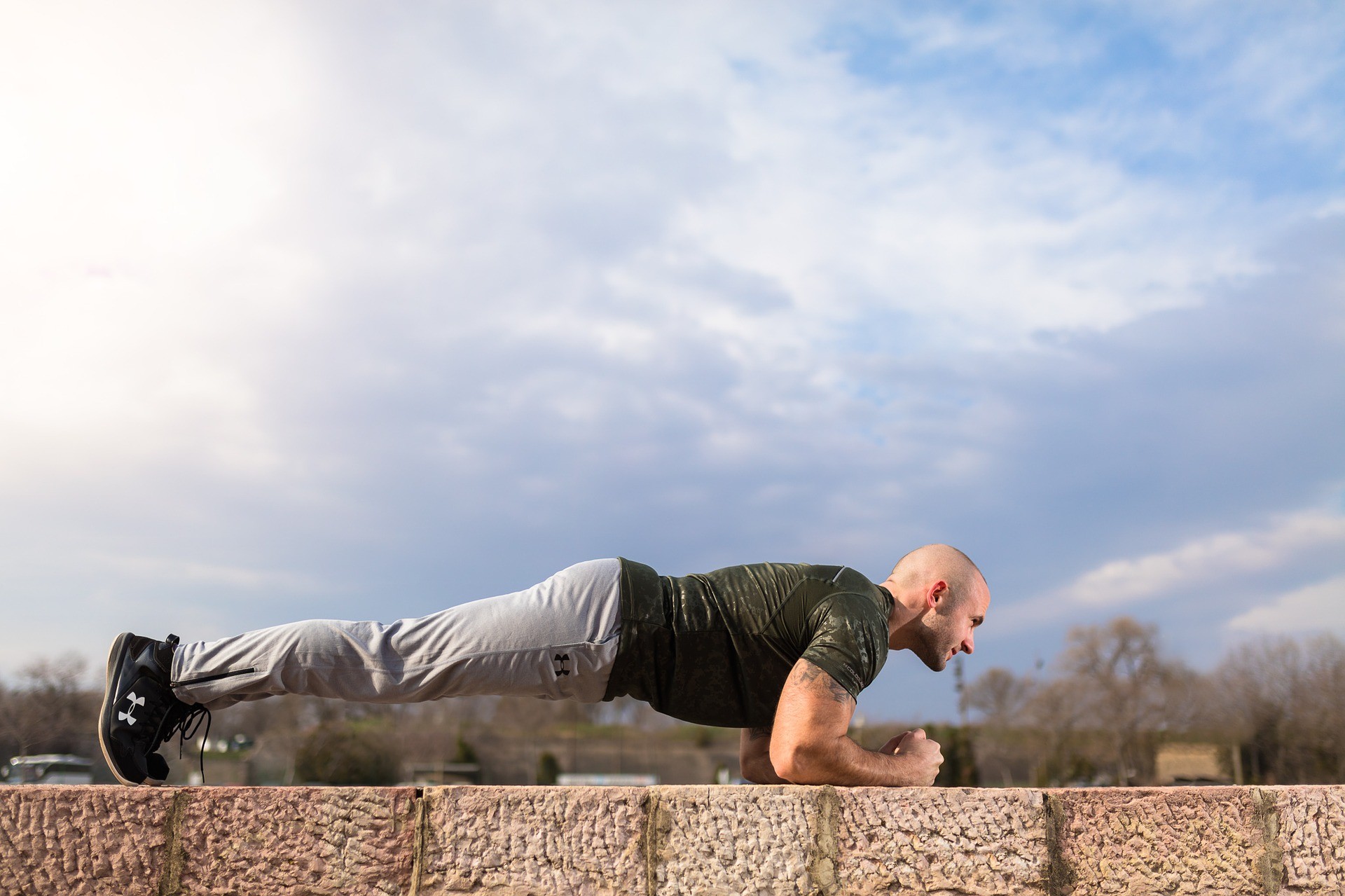 Plank esercizio: calorie bruciate e serie da fare - GreenStyle