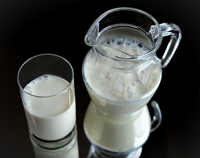 Bere latte è sicuro, non aumenta i livelli di colesterolo 