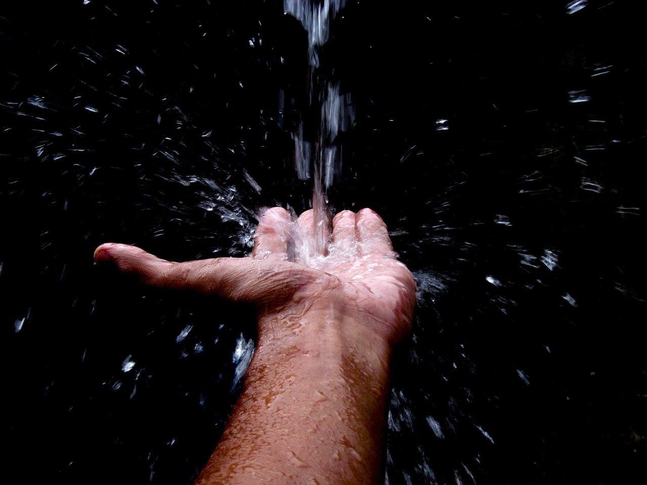 mani raggrinzite in acqua