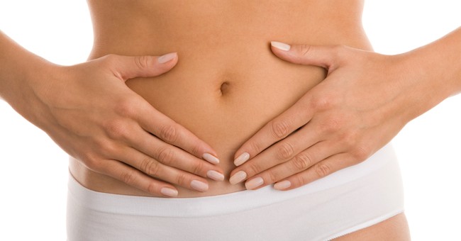 Donna con mani sulla pancia