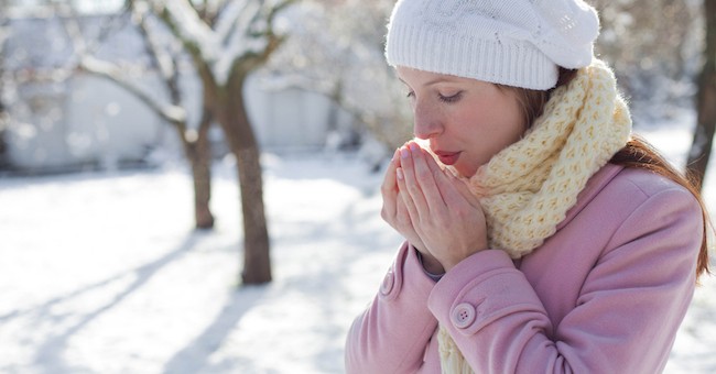 Ragazza con le mani fredde
