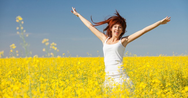 Donna ottimista e felice in un campo di fiori