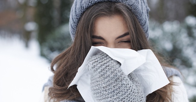 Ragazza con raffreddore invernale