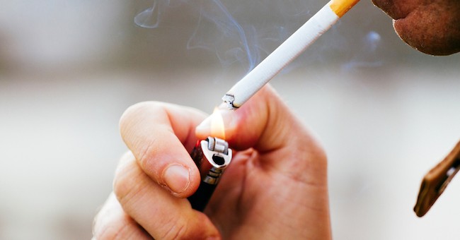 Fumo, accensione sigaretta