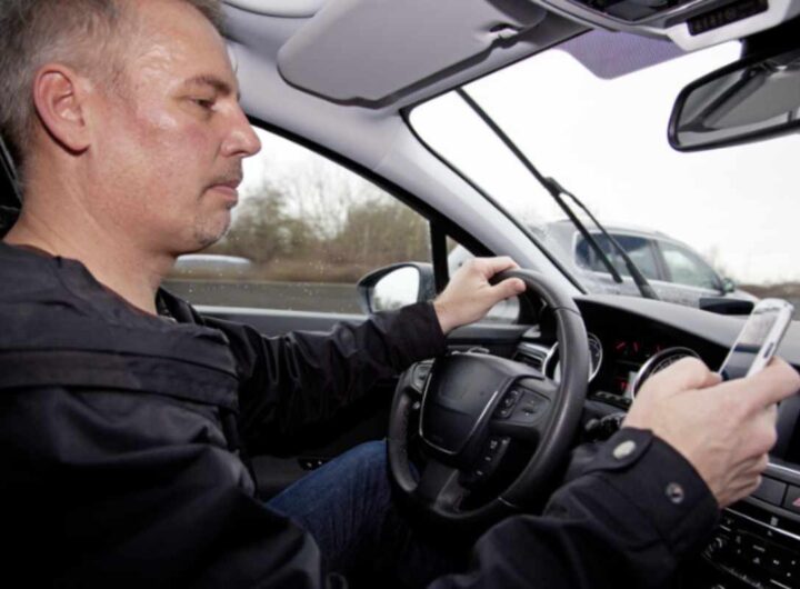 Nonostante le numerose campagne di sensibilizzazione, molti automobilisti continuano a utilizzare i loro dispositivi mobili mentre sono al volante,
