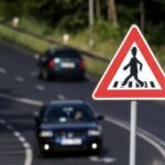 Il paesaggio urbano contemporaneo è caratterizzato da strade affollate, un traffico incessante