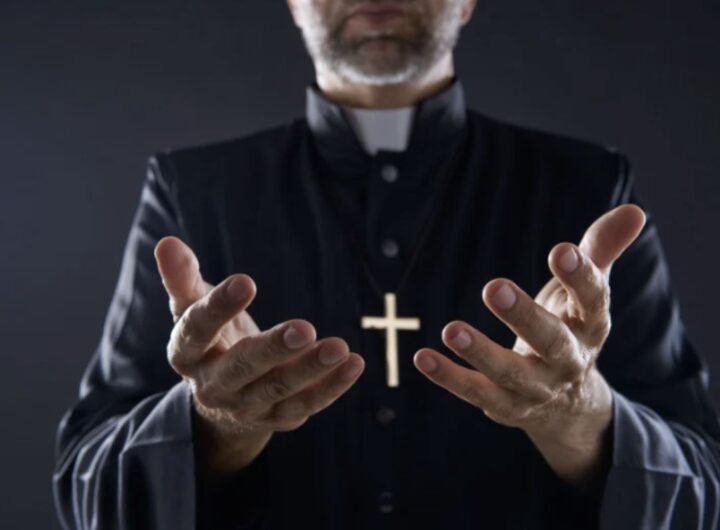 Ogni parrocchia ha l’obbligo di fornire un alloggio ai sacerdoti e di contribuire ai costi delle utenze