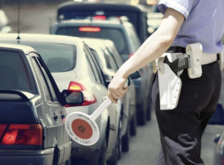 Secondo le recenti modifiche, parcheggiare senza pagare in una zona a strisce blu comporta una multa di ben 42 euro.