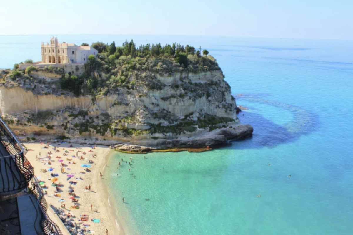 La Calabria non è solo mare e spiagge; offre una vasta gamma di attività per ogni tipo di viaggiatore. Oltre a godere delle meravigliose spiagge