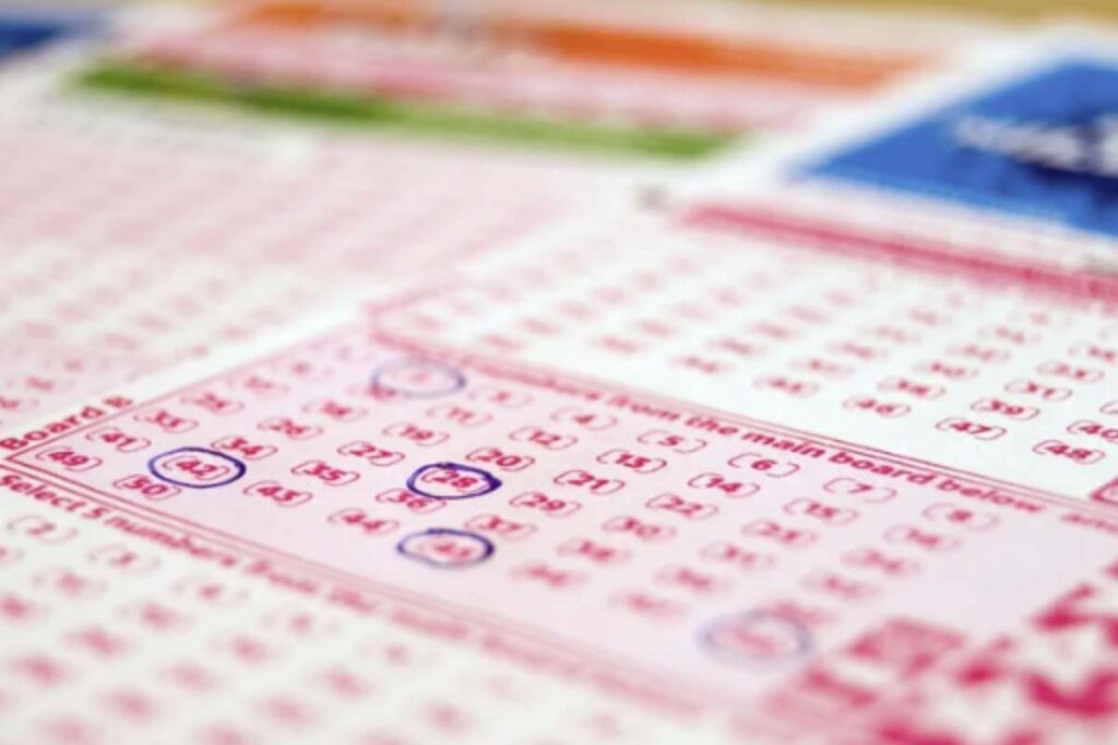 Il Gioco del Lotto, nato a Genova nel XVI secolo come evoluzione di pratiche di estrazione pubbliche, prevede l’estrazione di cinque numeri