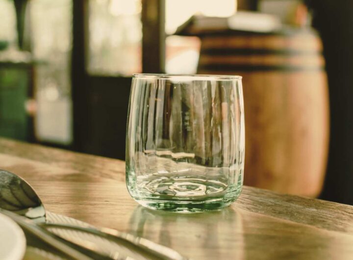 fastidiosa patina bianca sui bicchieri, cos’è e come eliminarla facilmente
