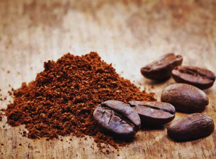 chicchi di caffè sotto il sedile dell'auto: risolvono un problema enorme