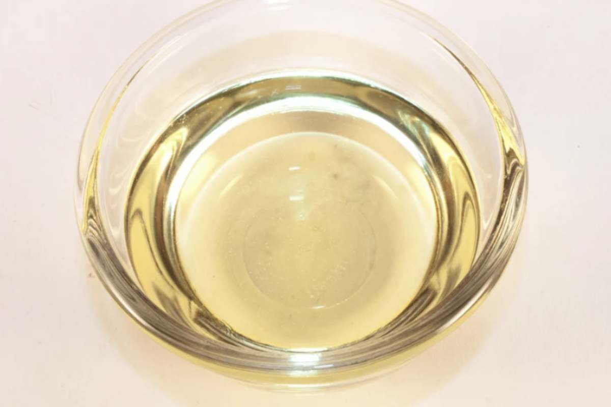 Nonostante l’aceto sia un condimento apprezzato e sicuro se usato con moderazione, un consumo eccessivo può comportare effetti collaterali rilevanti.