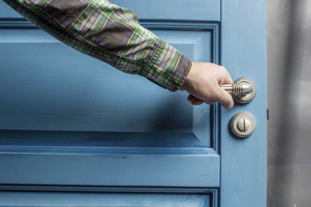 Negli ultimi anni, con l’aumento delle segnalazioni di disturbi e di situazioni di illegalità in ambito privato, il ruolo della Polizia Locale