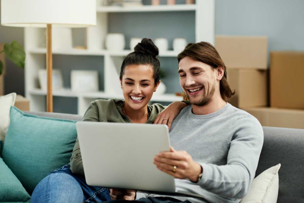 Coppia guarda tablet