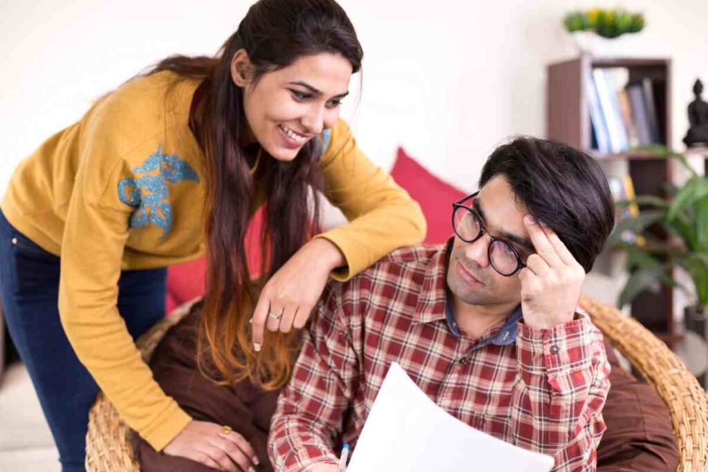 Coppia legge documento