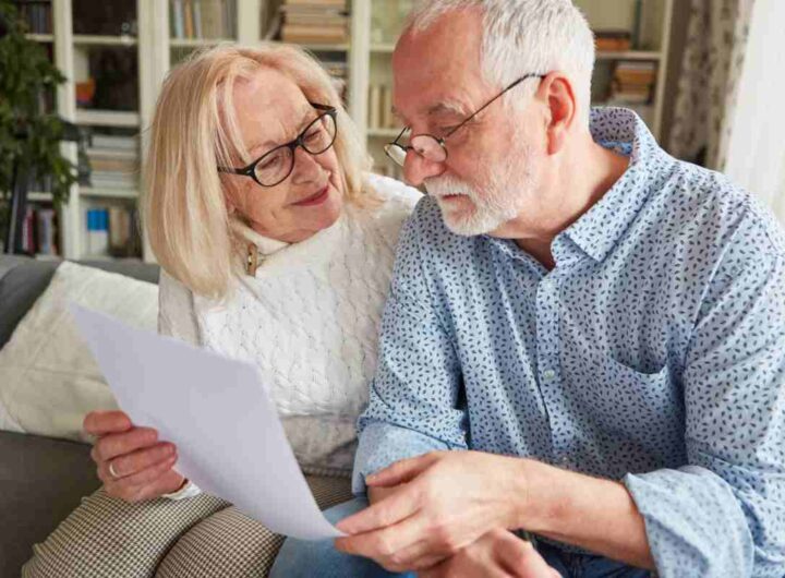 Coppia legge documento