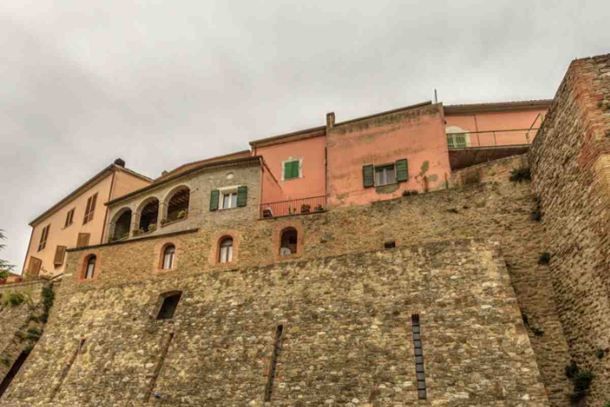 Conosciuto storicamente come Castrum Montis Floris, Montefiore Conca ha origini documentate fin dal XII secolo, quando Papa Alessandro III