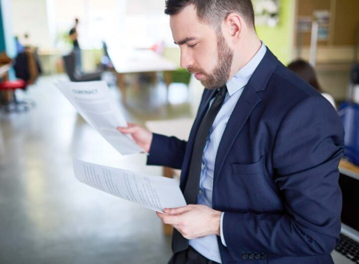 Uomo legge documenti