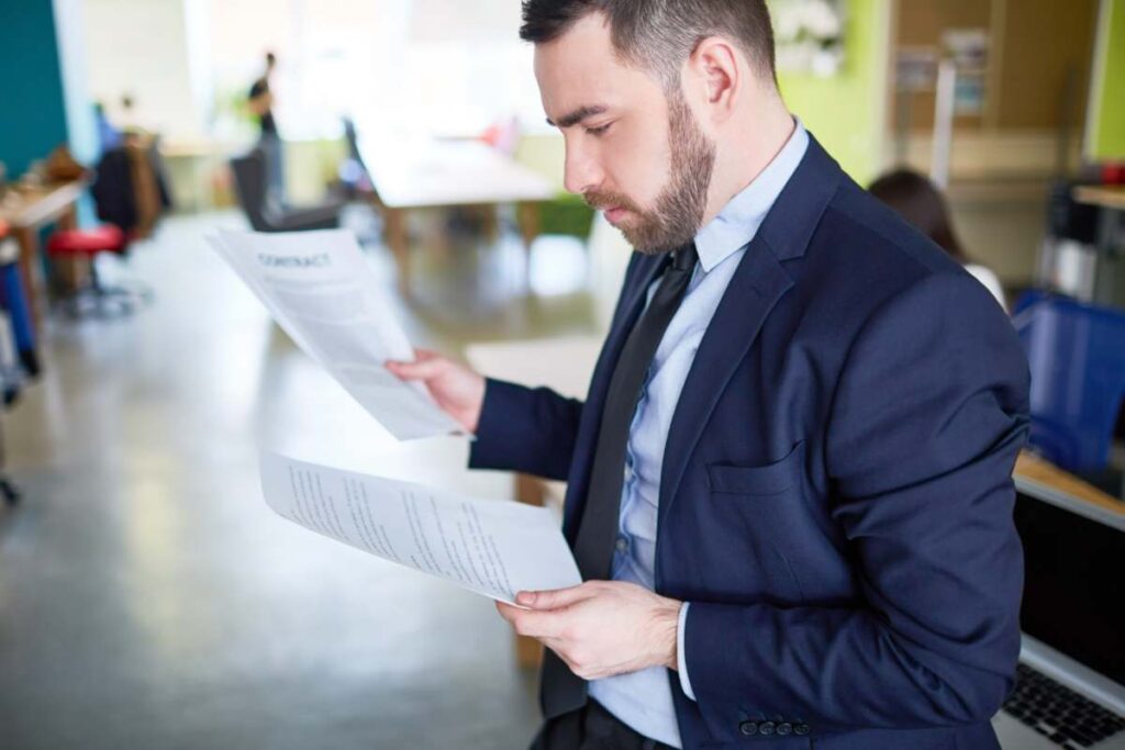 Uomo legge documento