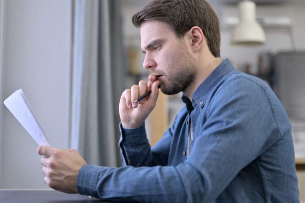 Uomo legge documento