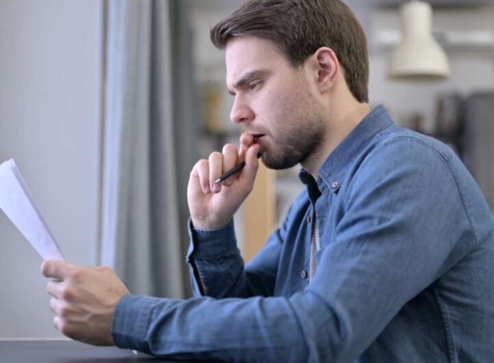 Uomo legge documento