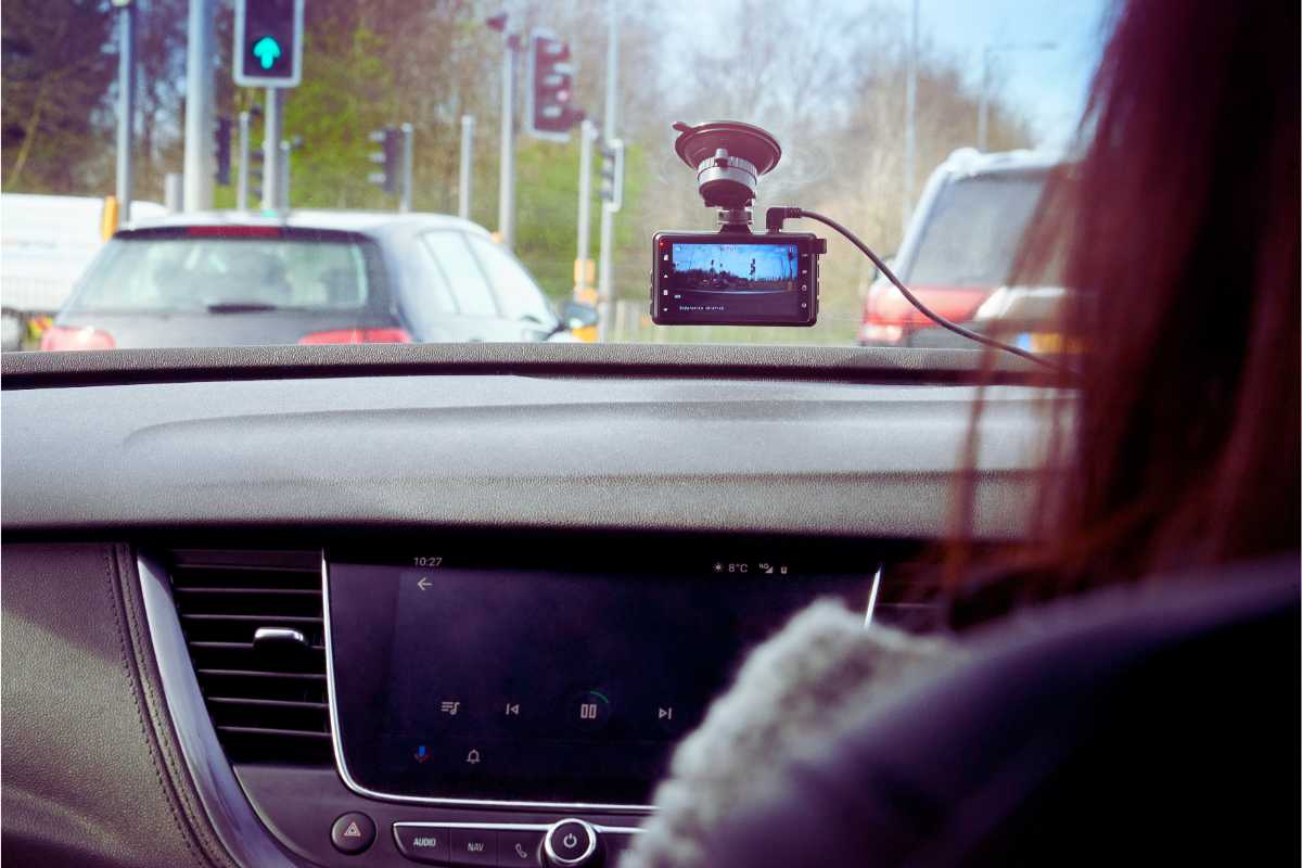 Dashcam in auto, se la usi così in un processo non servirà a nulla