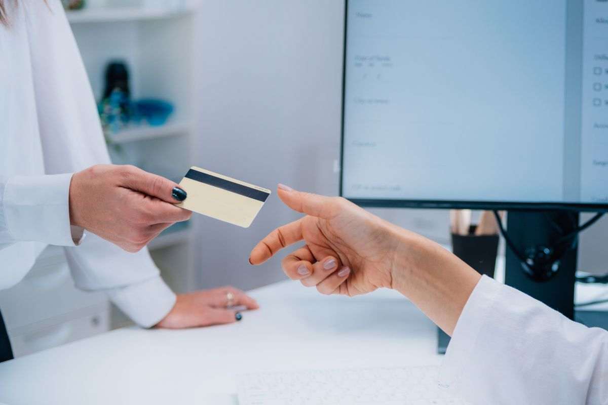 scontrini e fattura, d'ora in avanti non servono più: si fa tutto con la tessera santiaria