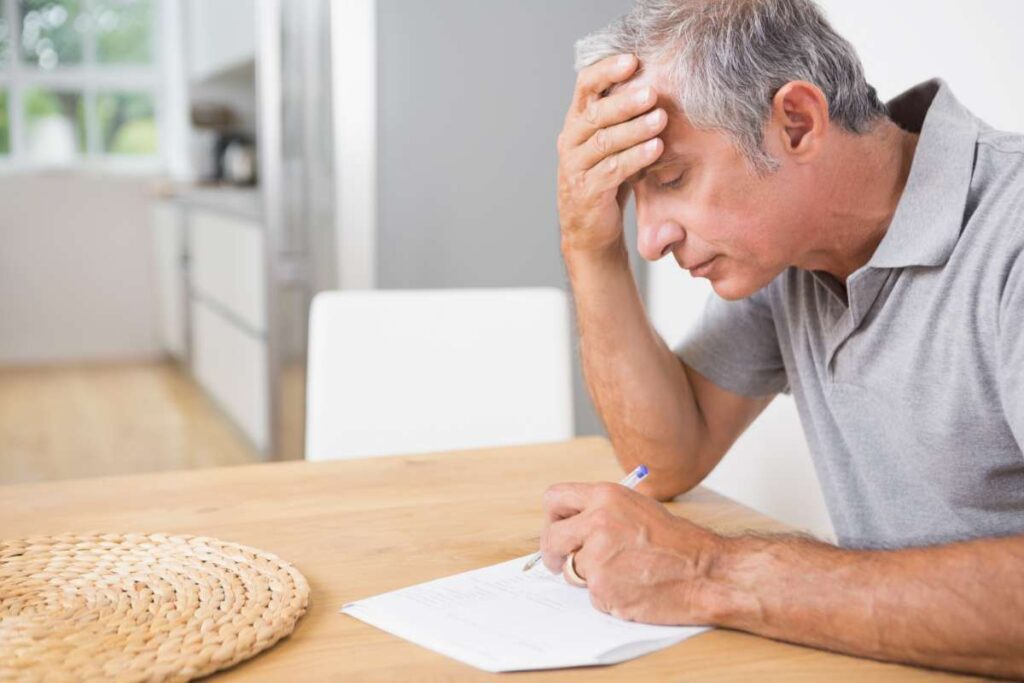 Anziano legge documento