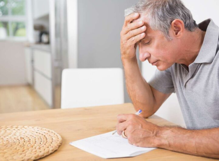 Anziano legge documento