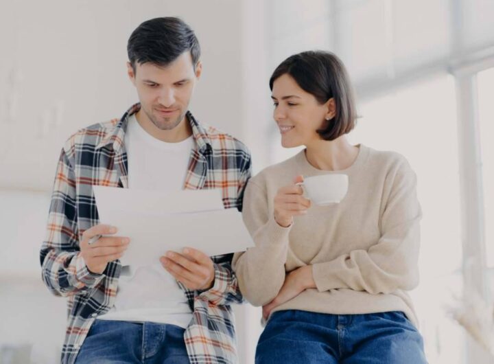 Coppia legge documento