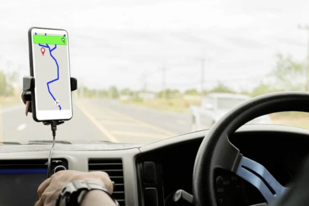 L’obiettivo è contrastare efficacemente il fenomeno delle distrazioni, causa primaria di incidenti, sanzionando duramente chi interagisce manualmente