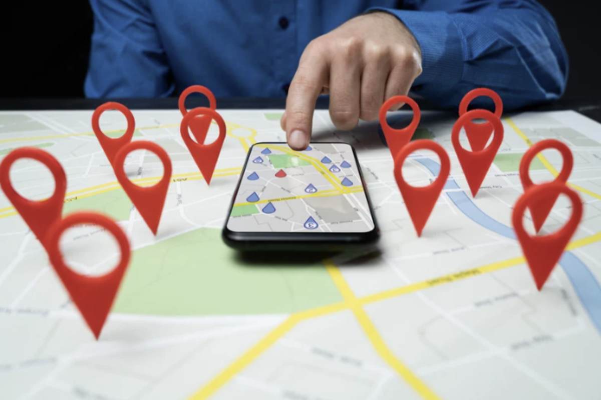 La normativa prevede alcune eccezioni per l’utilizzo sicuro di dispositivi elettronici in auto