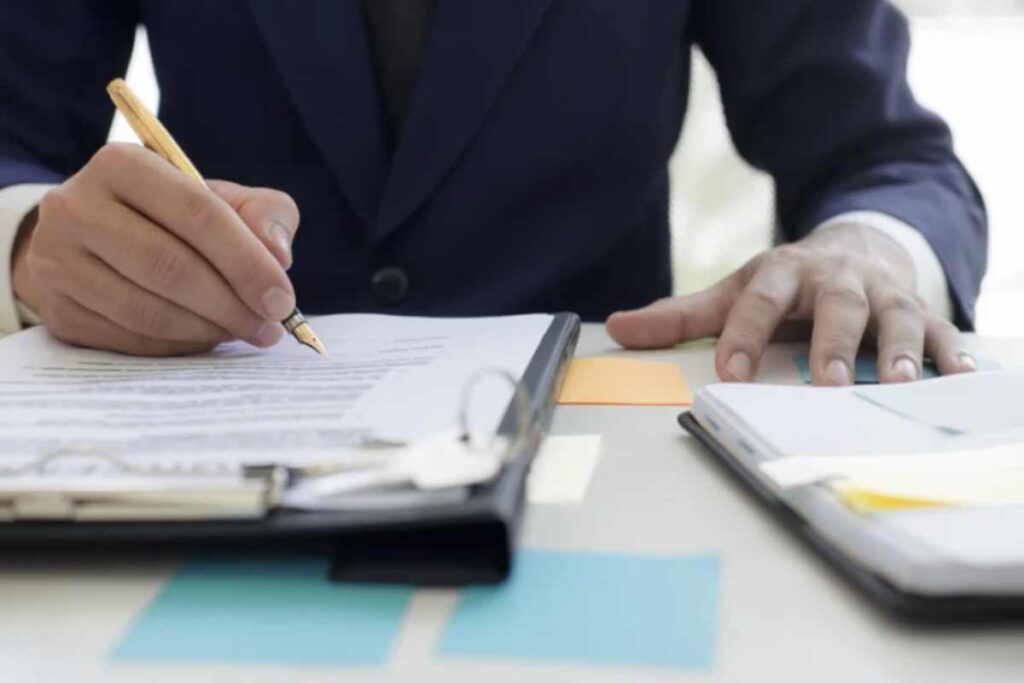 Questa norma impone alle imprese italiane e a quelle estere con stabile organizzazione in Italia di assicurare i beni materiali