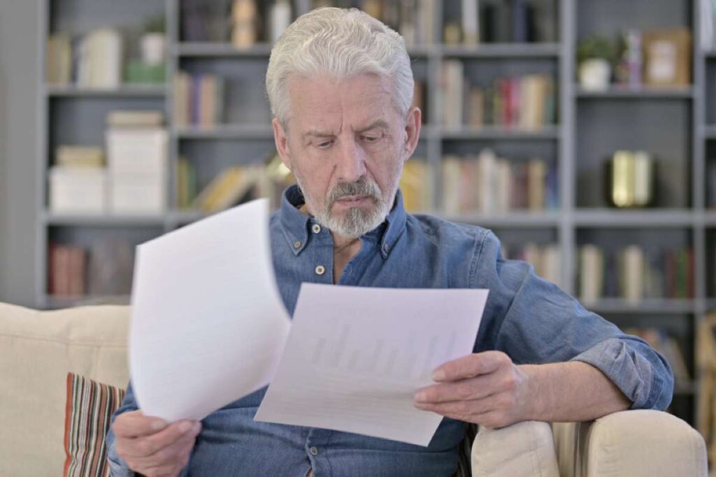 Uomo legge documento