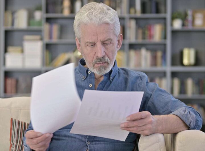 Uomo legge documento