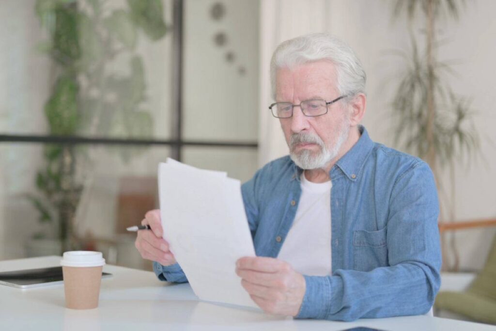 Uomo legge documento