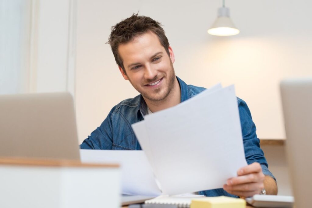 Uomo legge documento