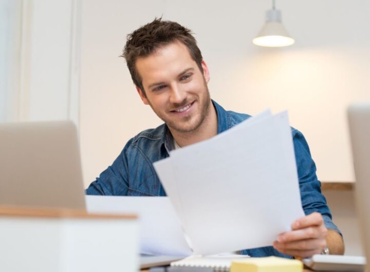 Uomo legge documento