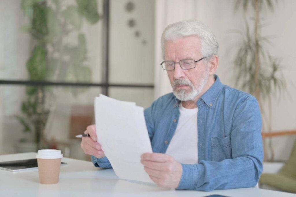 Uomo legge documento