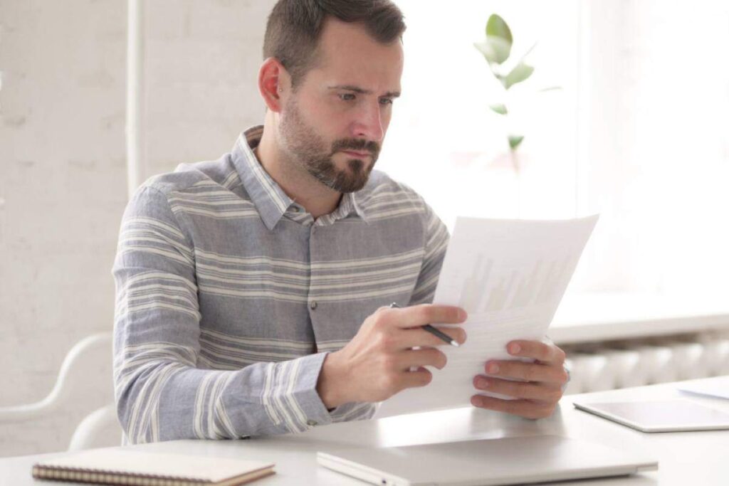 Uomo legge documento