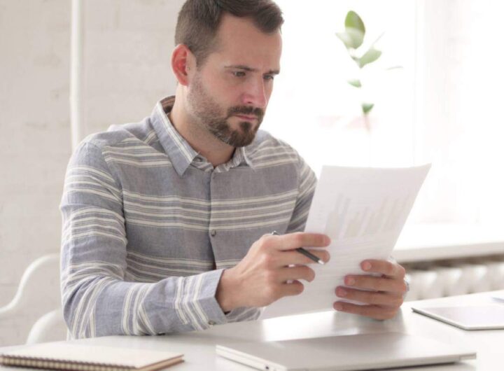 Uomo legge documento
