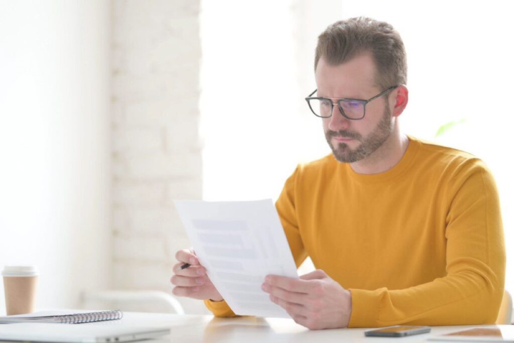 Uomo legge documento