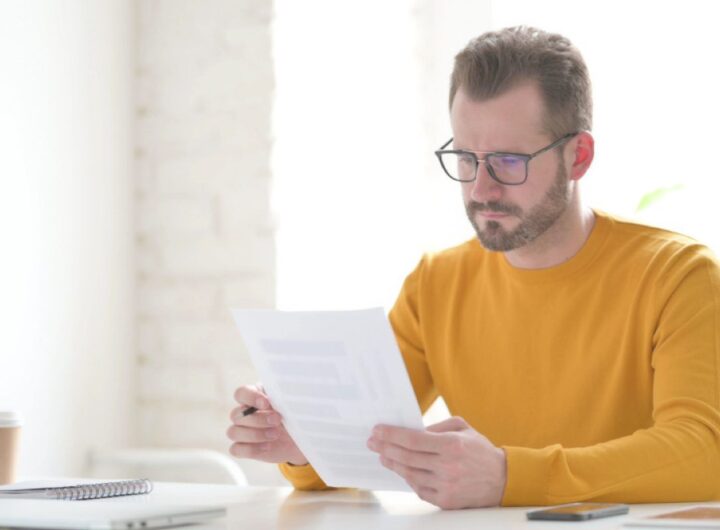 Uomo legge documento