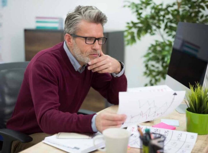 Uomo legge documento